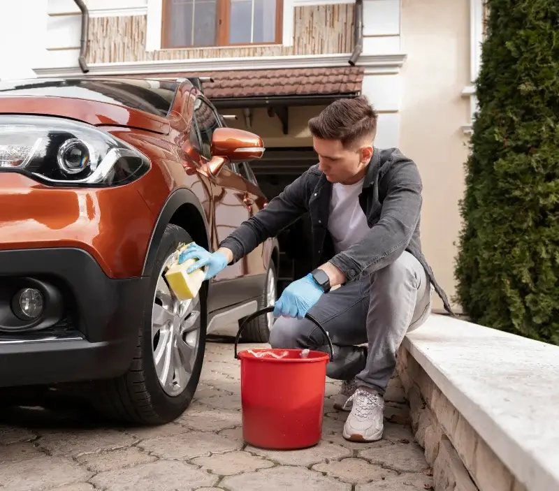 Lavage auto à domicile Varaville : professionnel intervenant sur un véhicule